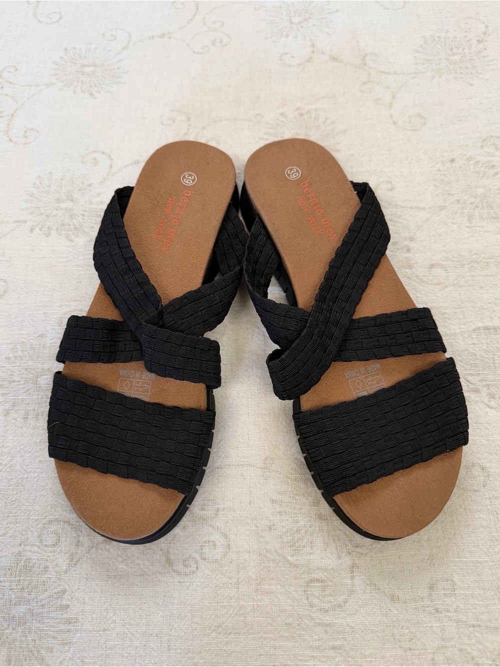 Bernie Mev. NWOT Sandals